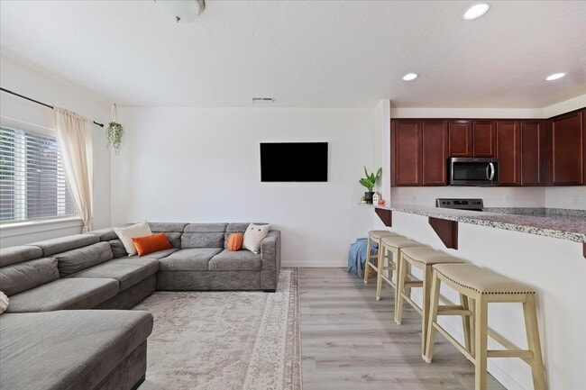 Foto del edificio - 5720 Cherry Ln