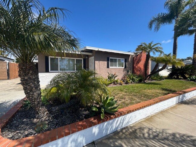 Building Photo - 3 Bed, 1 Bath in Clairemont with a Pool!