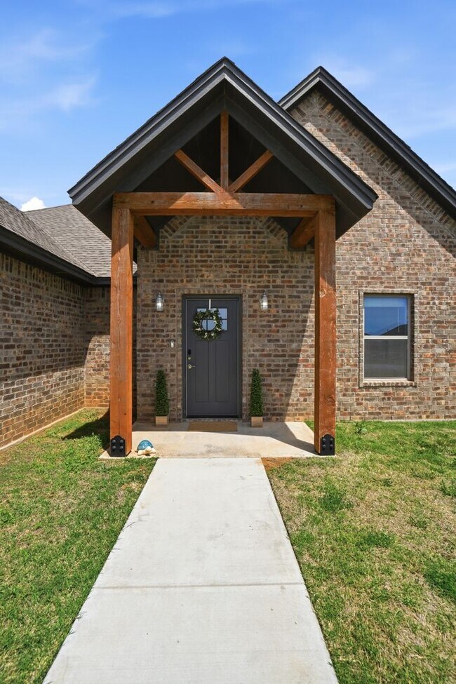 Building Photo - Beautiful Home located in the Mountain View Villas in Elgin, OK