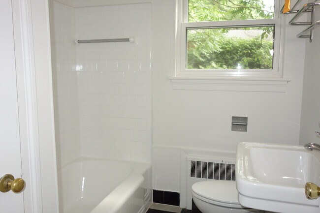 Baño completo en la primera planta. - 116 Howard Dr