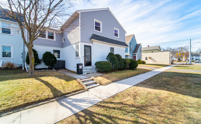 Building Photo - 1111 Essex Place