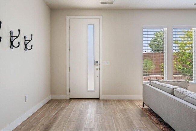 Building Photo - Woodland Estates Townhome