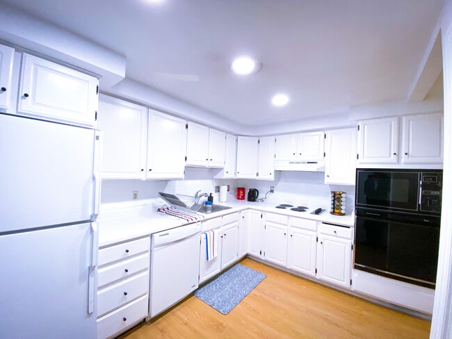 Building Photo - 4532 S Briarcreek Dr