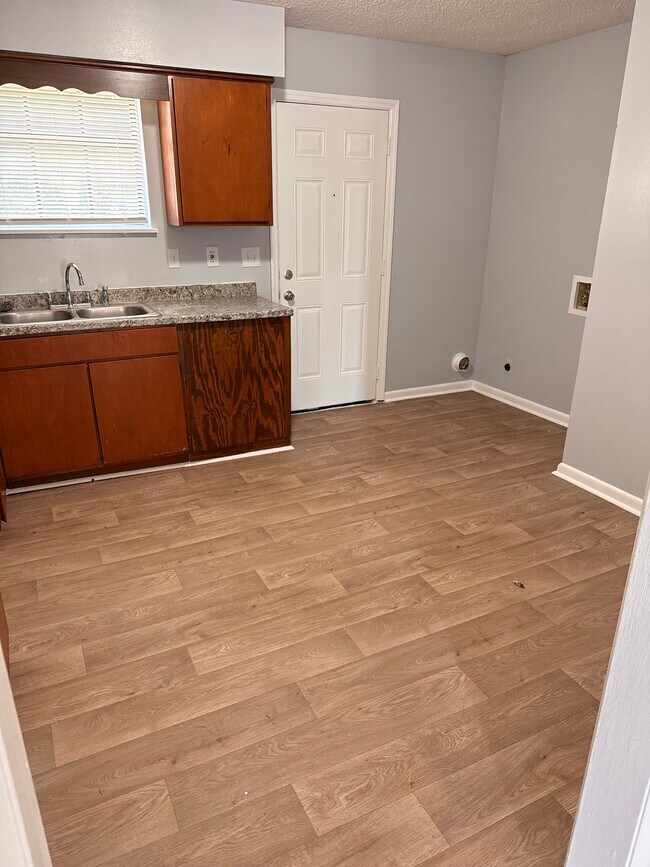 Building Photo - 305 Hawk View Ct