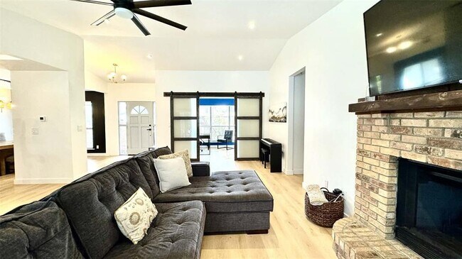 Foto del edificio - 415 E 6th Ave