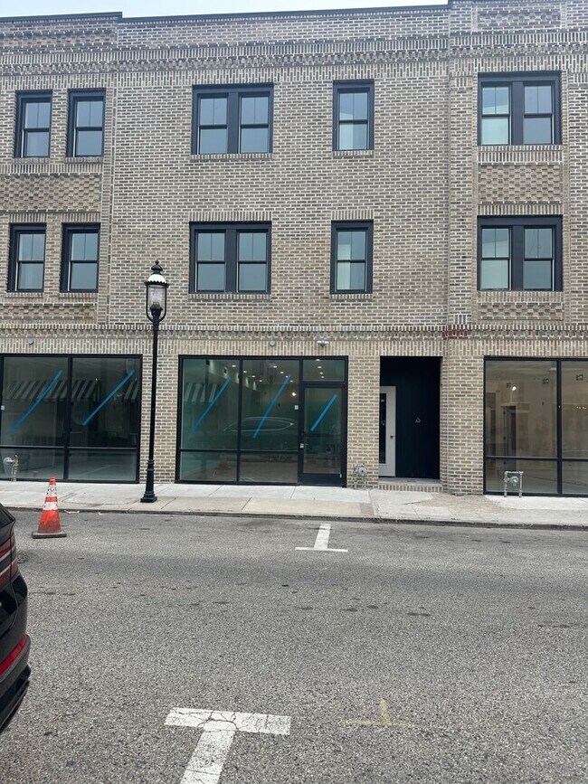 Building Photo - 727 West Ave