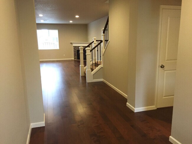 Building Photo - Charming 5 BD* 2.5 BA* Single Family Home ...