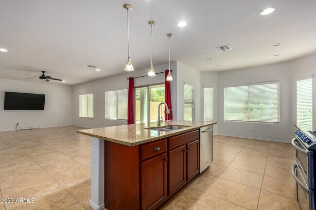 Foto del edificio - 26727 N 14th Ln