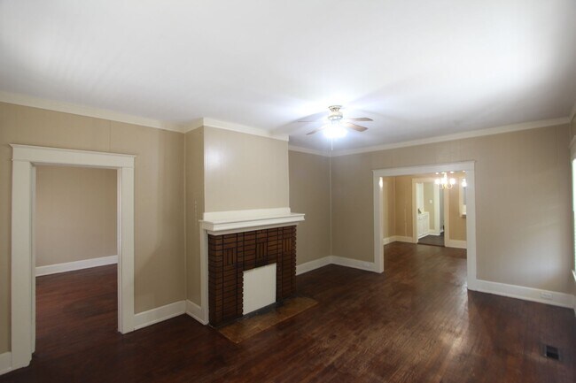 Foto del edificio - New On The Market with Fresh Updates!! Better Hurry!!