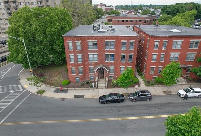 Building Photo - 550 Main St