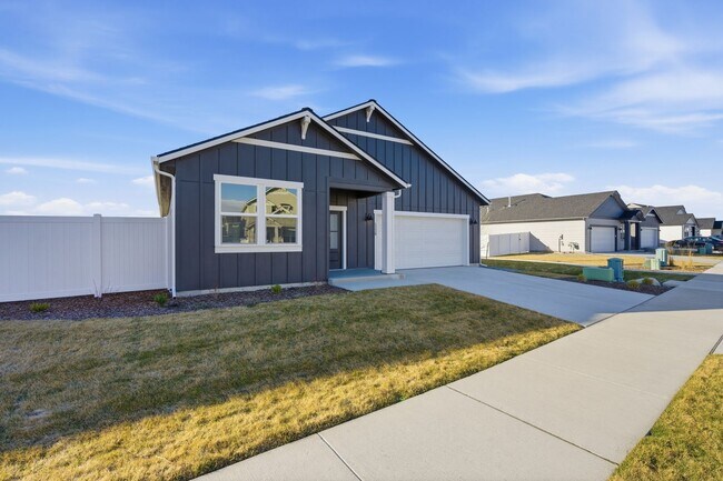 Foto del edificio - Beautiful 3 Bedroom Home with Open Living Space, Large Pantry & 2-Car Garage