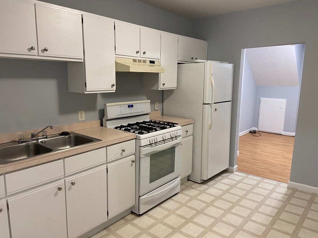 155 E Central St Unit R, Franklin, MA 02038 Room for Rent in Franklin