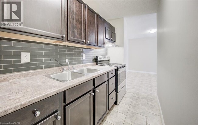 Building Photo - 930 Eagle St N