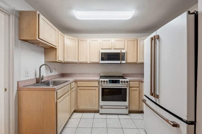 Building Photo - 85 E Brookline St