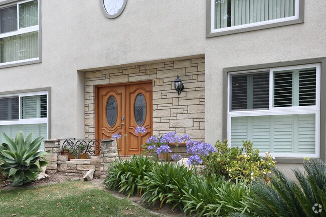 Building Photo - 332 S Rexford Dr