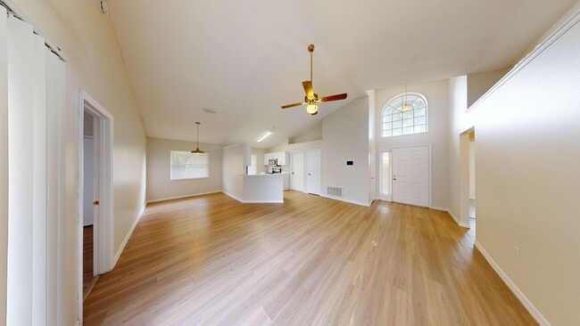 Building Photo - Beautiful 3 Bed/ 2 Bath Home with Two Car ...