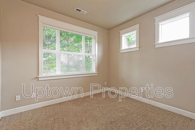 Building Photo - 9408 SE Causey Ave