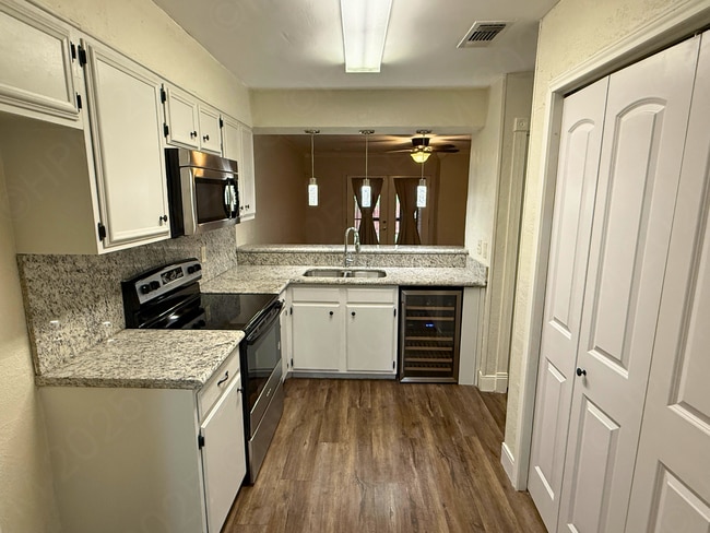 Building Photo - Move-In Special. Half off the first full month's rent with a 12-month lease.