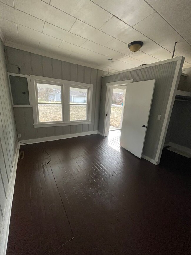 Building Photo - Updated 3 bed/1 bath, 1300 sqft home! 911 ...