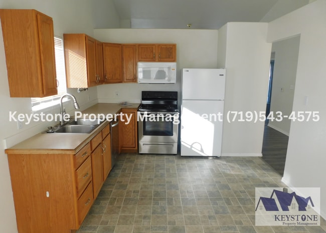 Foto del edificio - Spacious Pueblo West Duplex 3 Bed/3 Bathroom Unit with 2 Car Garage  $1995/$1995