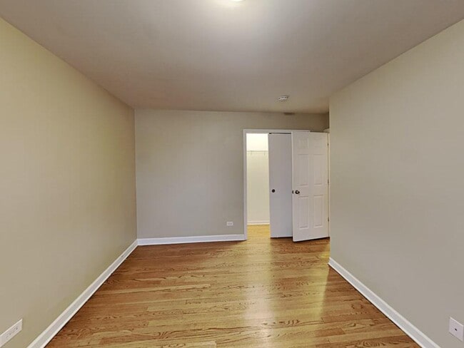 Building Photo - 438 W Lake Park Dr