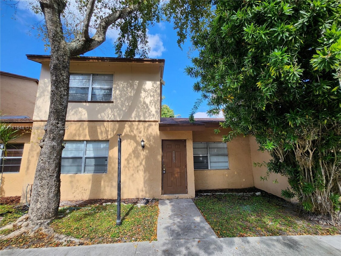 Foto principal - 7043 W Sunrise Blvd