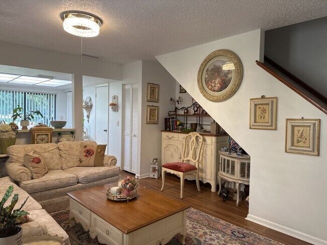 Building Photo - NORTHDALE TOWNHOUSE OVERLOOKING GOLF COURSE