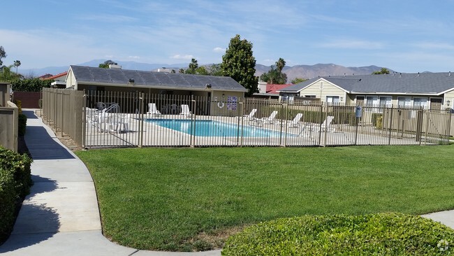 Mountain view - Kirby Gardens Apartments