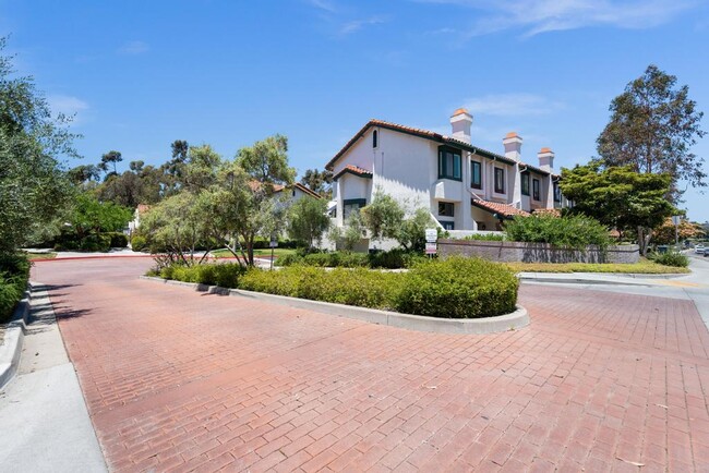Building Photo - 1439 Summit Dr