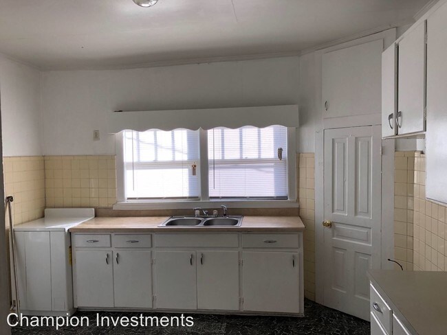 Building Photo - 2 br, 1 bath House - 210 W. King St.