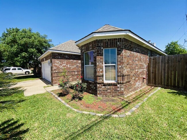 Building Photo - 2402 Raintree Village Dr