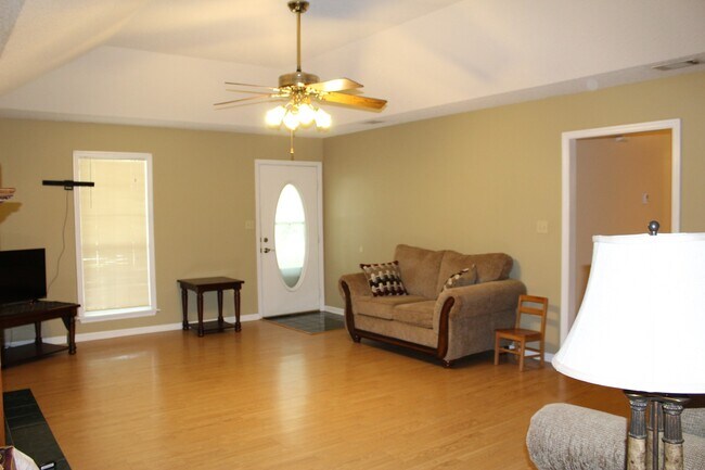 Foto del edificio - Exquisite 3BR/2BA Home Minutes from Moody AFB with Luxurious Features!