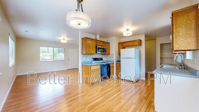 Building Photo - 832 S Orchard Ave
