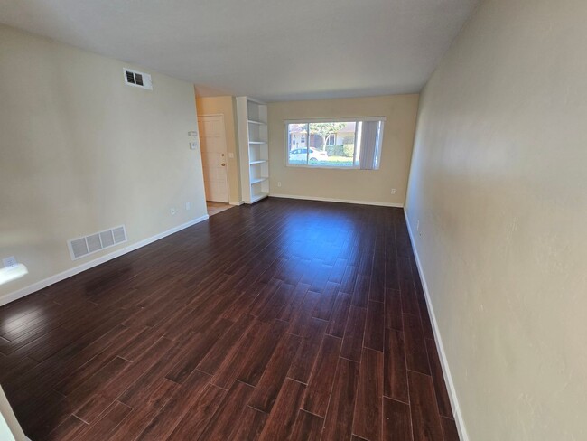 Building Photo - Clairemont. 3 br., 2 ba. Townhome with Garage