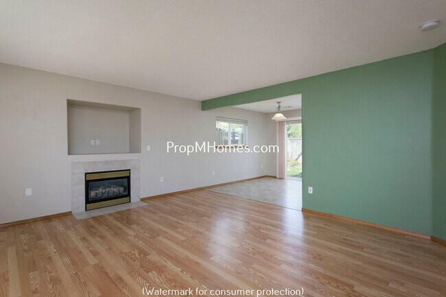 Building Photo - Spacious Three Bedroom Home in Oregon City...