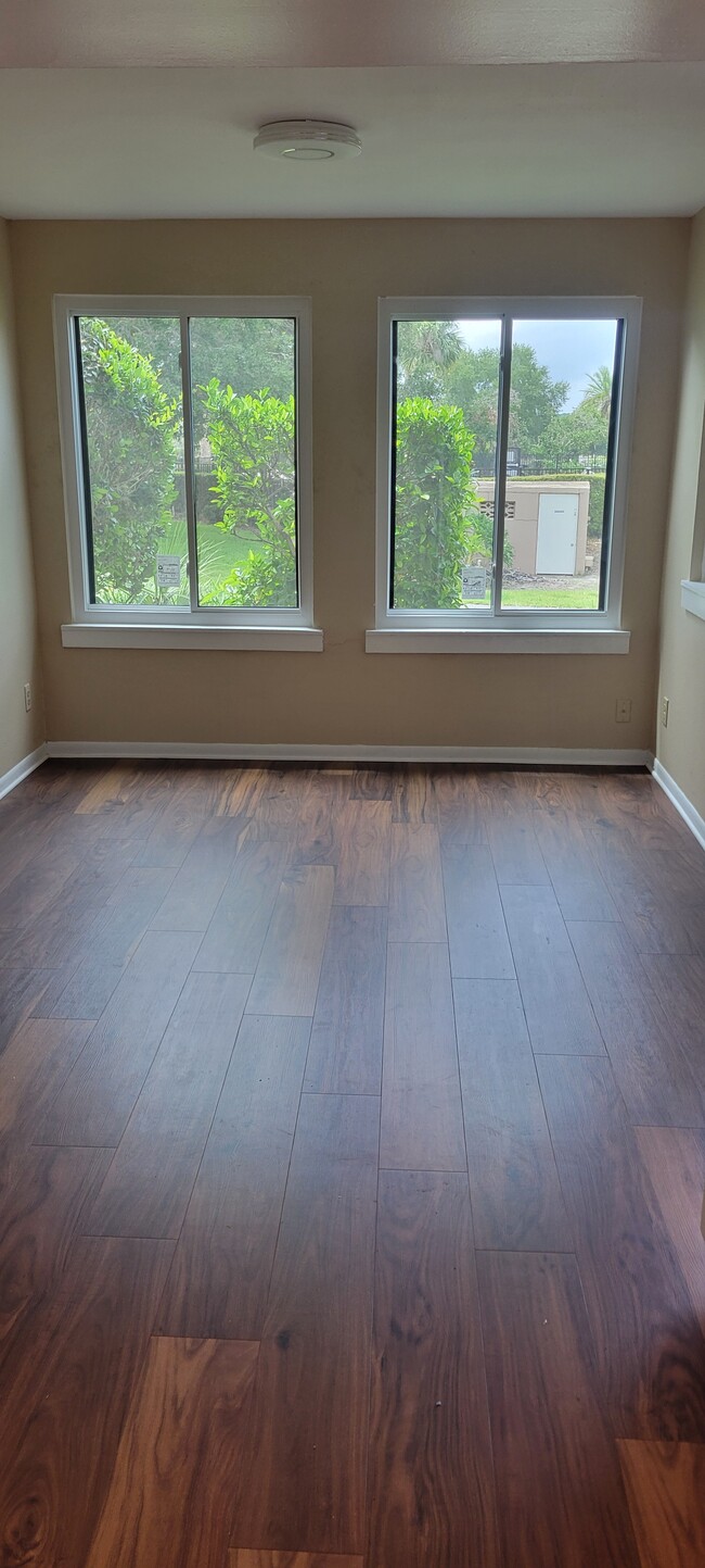 Dinning/Office - 204 Orienta Point St