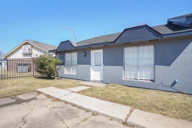 Building Photo - 508 N Texas Ave