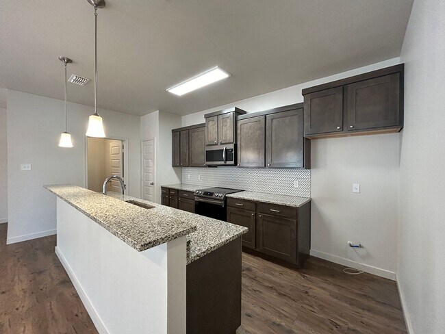 Foto del edificio - Beautiful 3/2 Townhome Located Directly Ea...