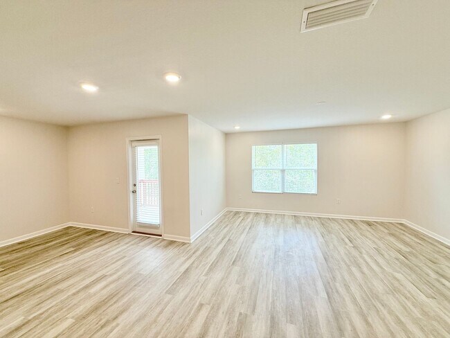 Foto del edificio - Spacious 4-Bedroom Home - Bridlewood