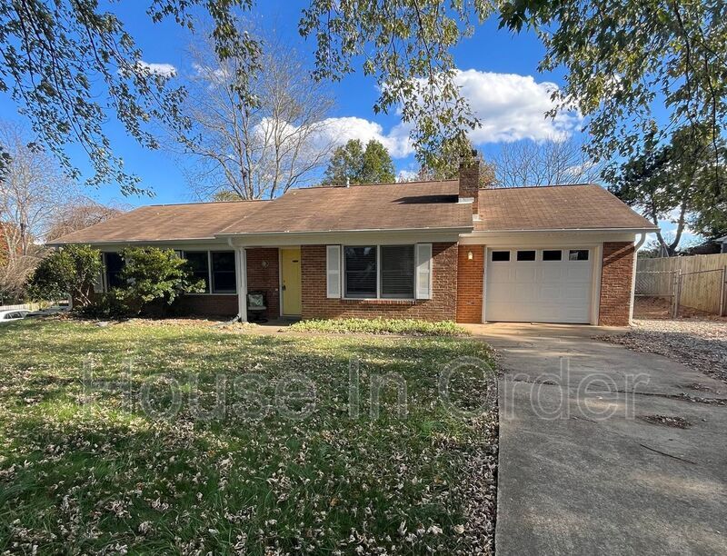 Foto principal - 217 Scottlynn Dr