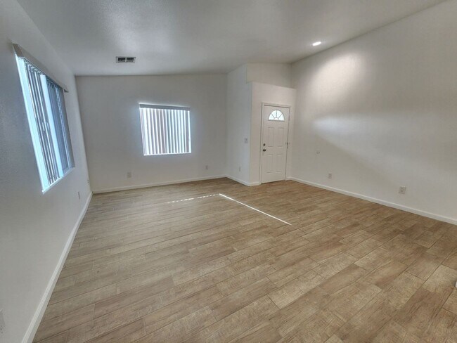Foto del edificio - Newly Remodeled 3 Bedroom 2 Bath Home in C...