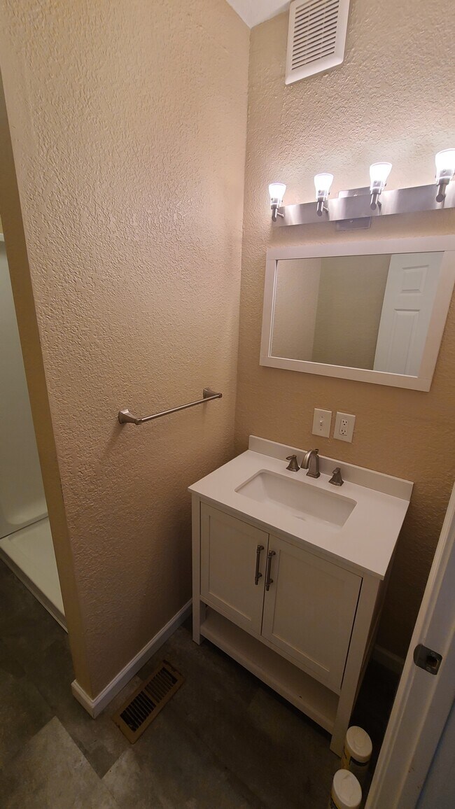 2321 Ashland Ave Unit 2, Saint Joseph, MO 64506 Apartments in Saint