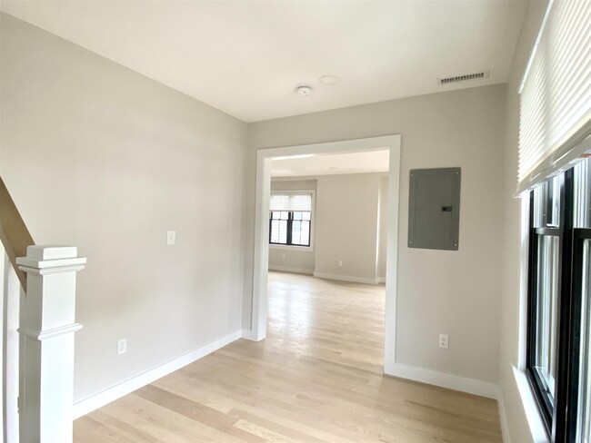 Building Photo - 33 Brimmer St