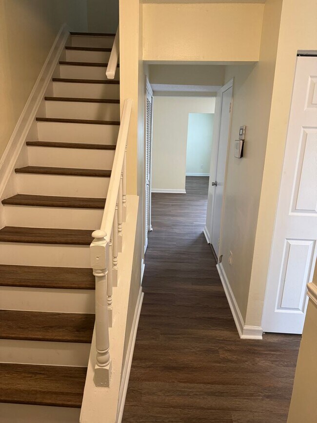 Foto del edificio - LEVEL GREEN Three Bedroom Fully Renovated ...