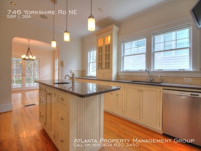 Foto del edificio - 746 Yorkshire Rd NE