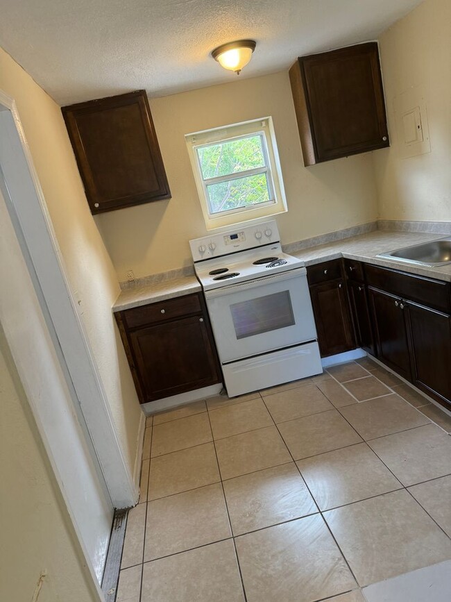 Building Photo - 2 bedroom 1 bathroom House