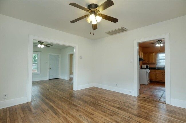 Building Photo - 523 E Live Oak St