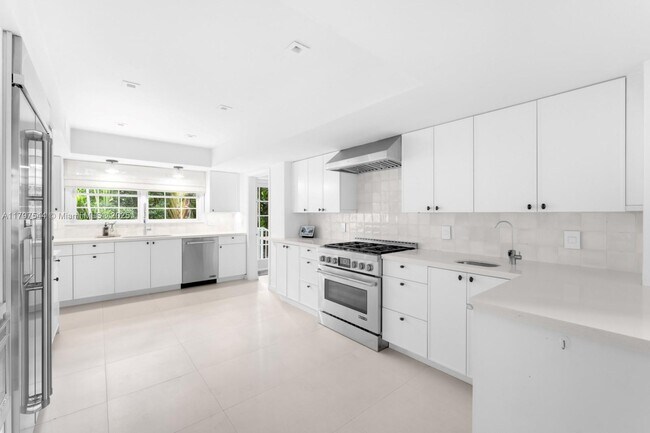 Foto del edificio - 6655 Pine Tree Ln