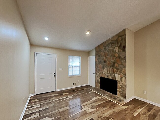 Building Photo - 2800 Alexandria Dr SW