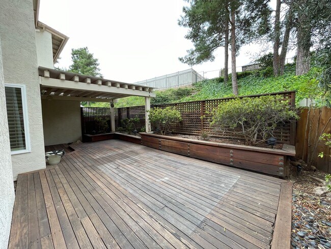 Foto del edificio - End Unit Townhome with Park-Like Atmosphere